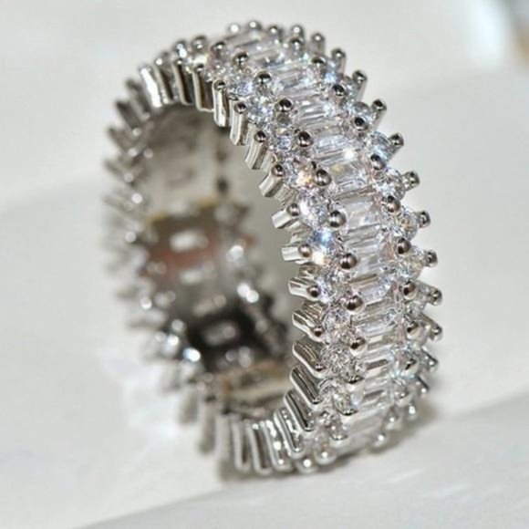 NEW 18K GOLD BAGUETTE ROUND DIAMOND ETERNITY RING, CUTE RING, SHINY RING.